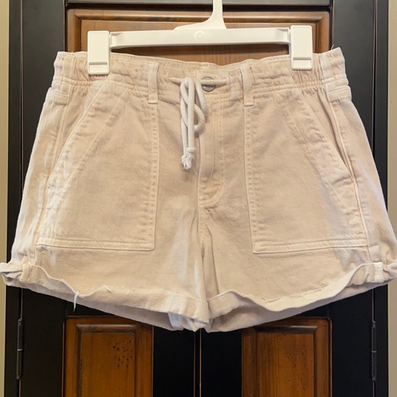 American Eagle Size 8 Cream colored shorts - Picture 1 of 2